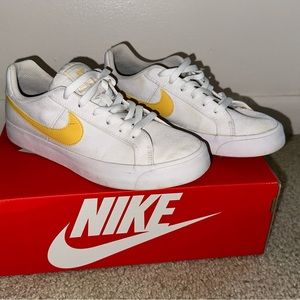 nike white women sneakers